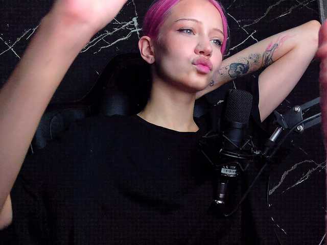 Molodaya live cam on BongaCams