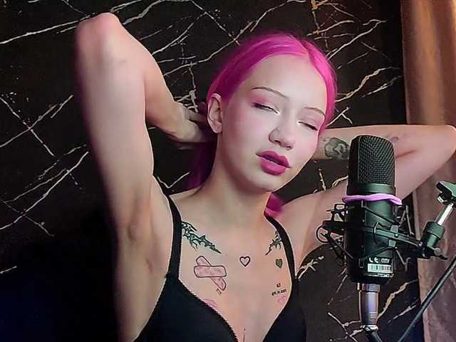 Molodaya live cam on BongaCams