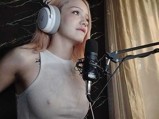 Molodaya live cam on BongaCams