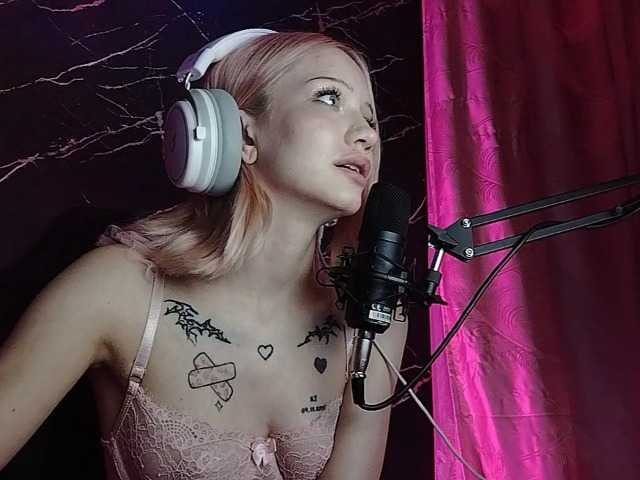 Molodaya live cam on BongaCams