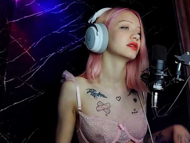 Molodaya live cam on BongaCams