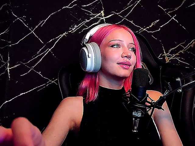 Molodaya live cam on BongaCams