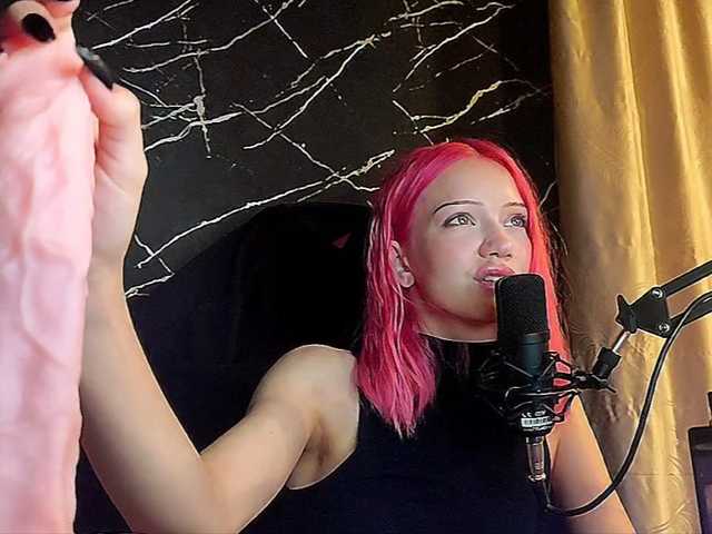 Molodaya live cam on BongaCams