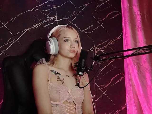 Molodaya live cam on BongaCams
