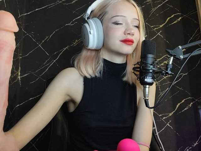 Molodaya live cam on BongaCams