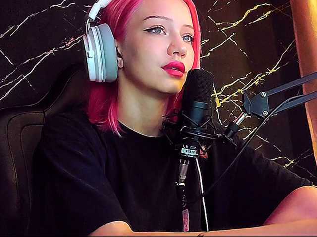 Molodaya live cam on BongaCams