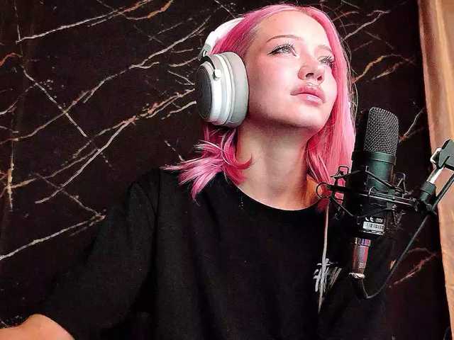 Molodaya live cam on BongaCams