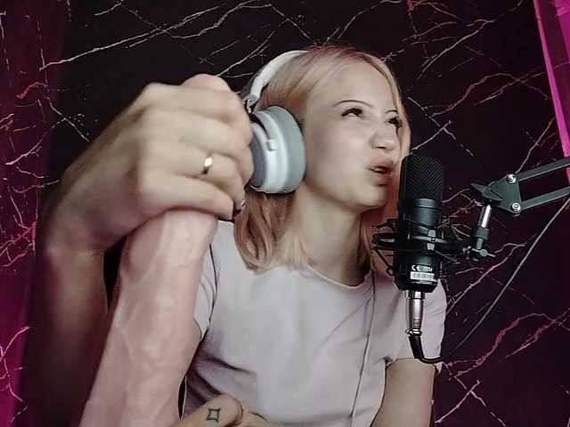 Molodaya live cam on BongaCams