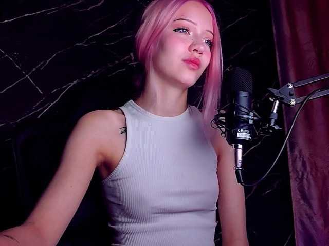 Molodaya live cam on BongaCams