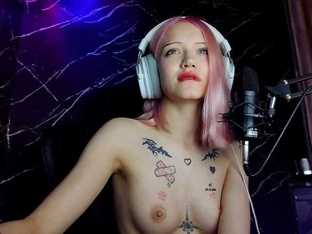 Molodaya live cam on BongaCams