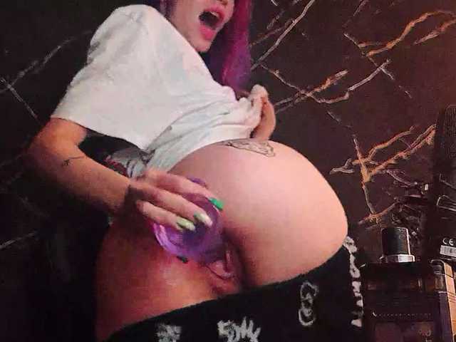 Molodaya live cam on BongaCams