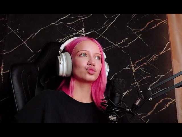 Molodaya live cam on BongaCams