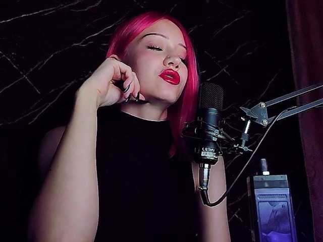 Molodaya live cam on BongaCams