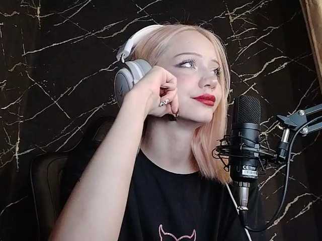 Molodaya live cam on BongaCams
