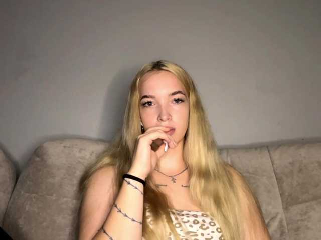 AmeeSaterfield live cam on BongaCams