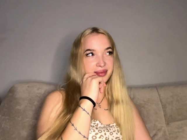 AmeeSaterfield live cam on BongaCams
