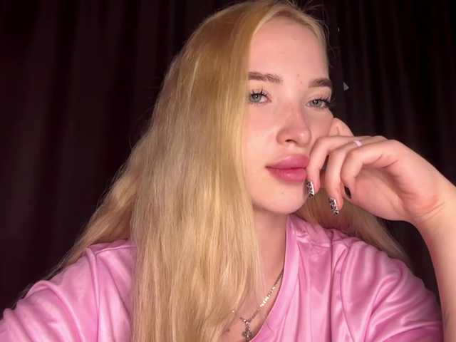 AmeeSaterfield live cam on BongaCams