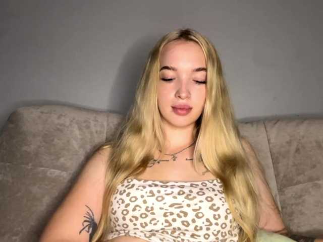 AmeeSaterfield live cam on BongaCams