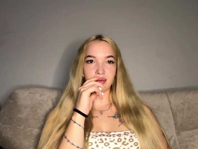AmeeSaterfield live cam on BongaCams