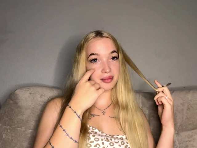 AmeeSaterfield live cam on BongaCams