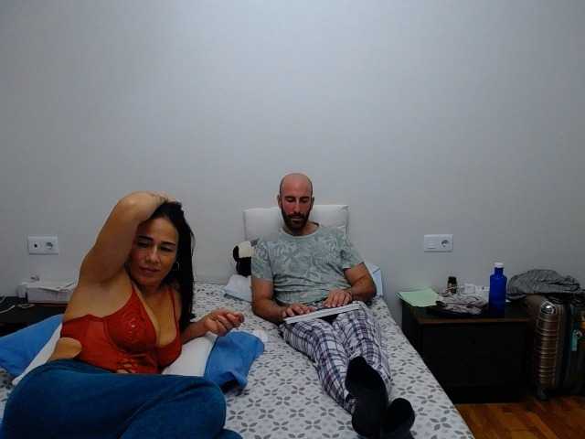 le modèle DosCalientes est en webcam porno dans un show sur le site bongacams, il possède les tags suivants: Latino/Hispanic,Brunette,Trimmed
