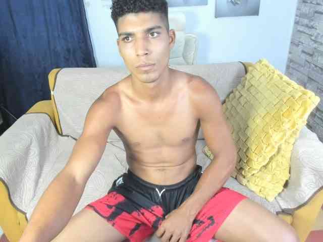 santiago-diazz Live Webcam on BongaCams