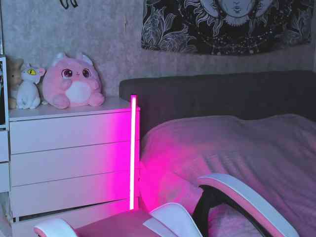 MikaMoony webcam