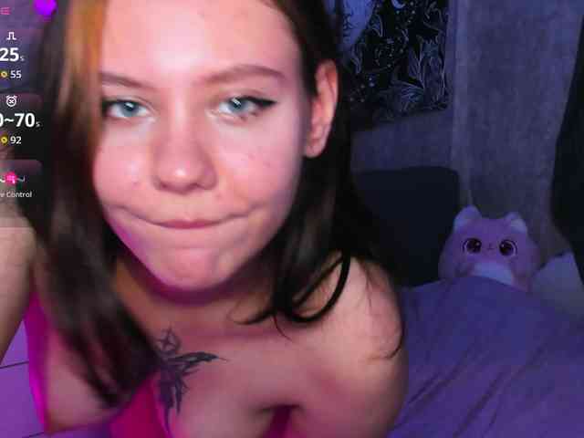 MikaMoony webcam