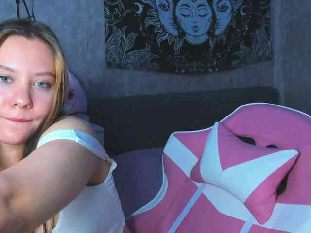 MikaMoony webcam