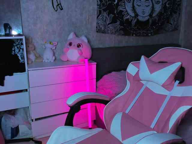 MikaMoony webcam