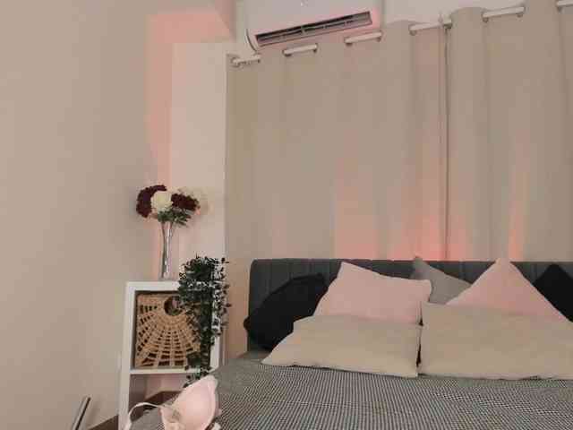 MikaMoony webcam