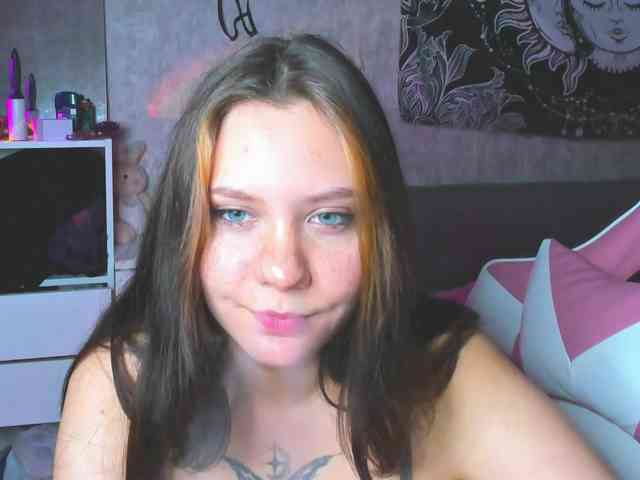 MikaMoony webcam