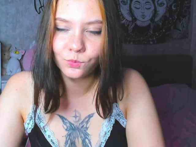 MikaMoony webcam