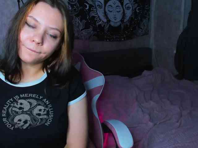 MikaMoony webcam