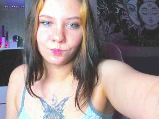 MikaMoony webcam