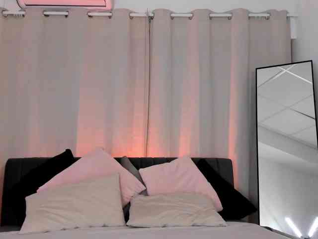 MikaMoony webcam