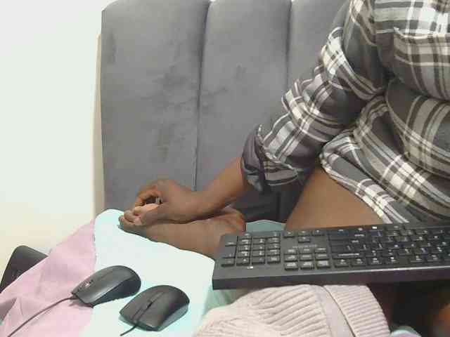 sluttylaura webcam