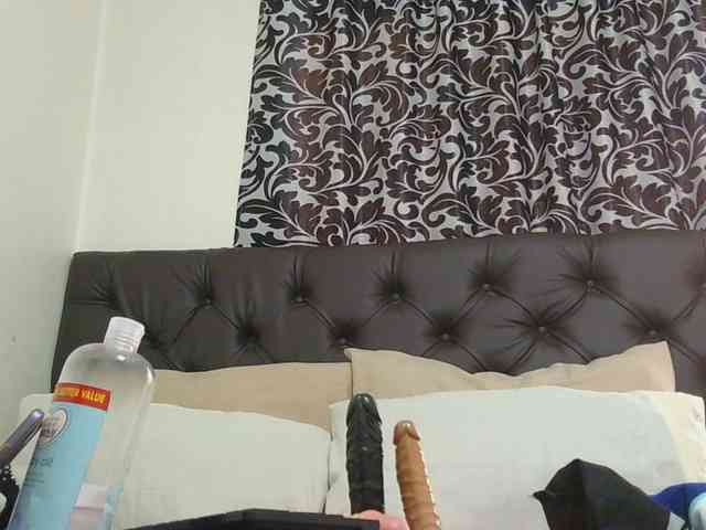 sluttylaura webcam