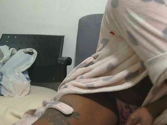 sluttylaura webcam
