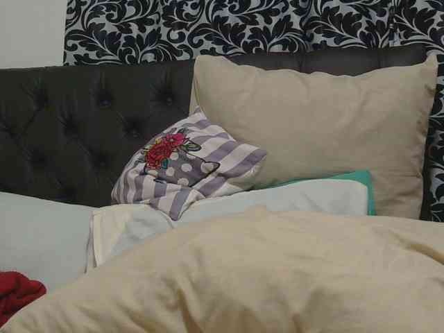 sluttylaura webcam