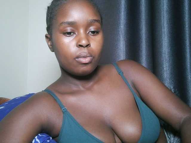 Lunavee-1 live cam on BongaCams