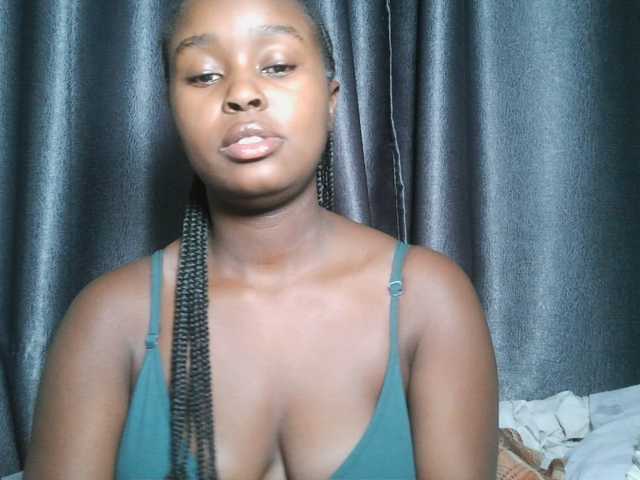 Lunavee-1 live cam on BongaCams