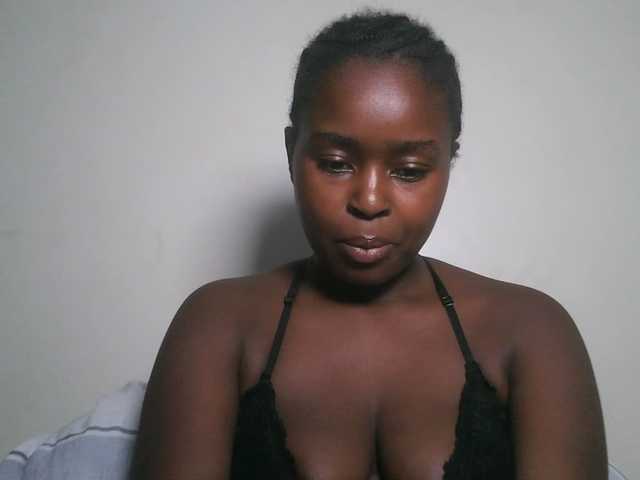 Lunavee-1 live cam on BongaCams