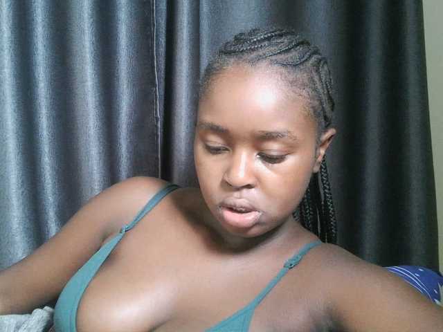 Lunavee-1 live cam on BongaCams
