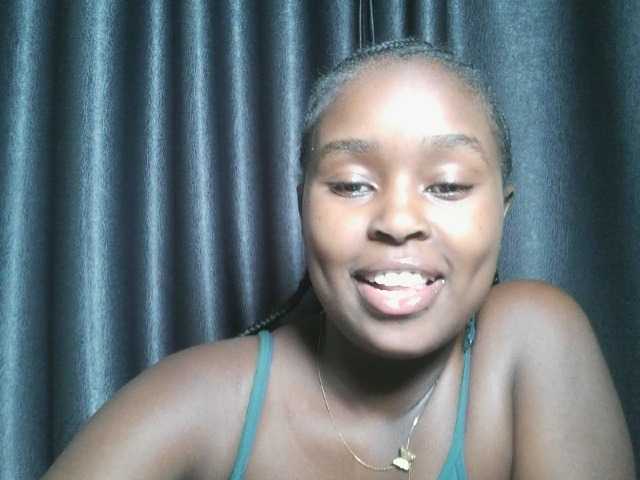 Lunavee-1 live cam on BongaCams