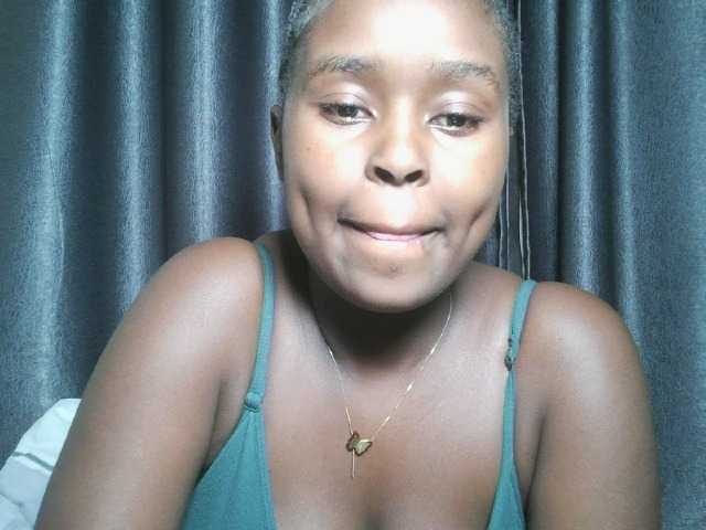 Lunavee-1 live cam on BongaCams
