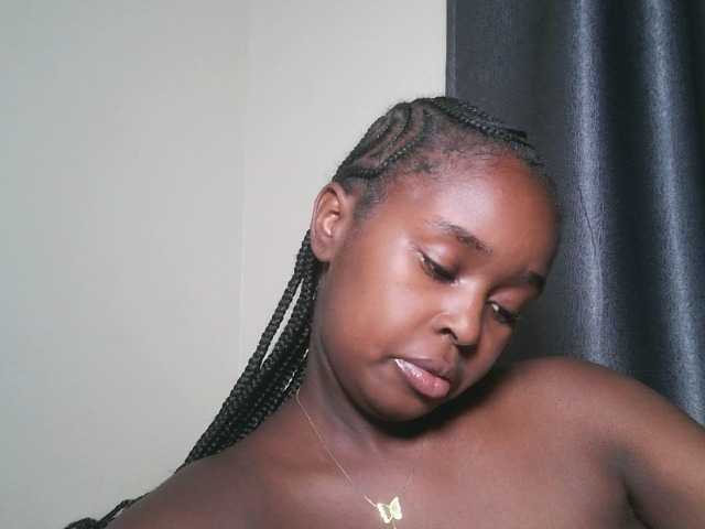 Lunavee-1 live cam on BongaCams
