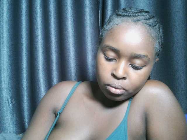 Lunavee-1 live cam on BongaCams