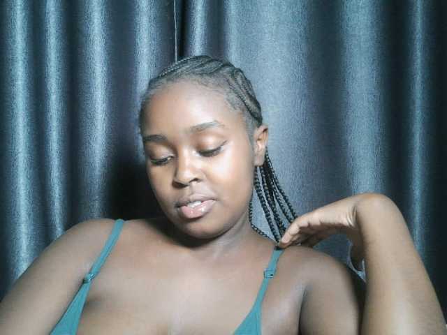 Lunavee-1 live cam on BongaCams