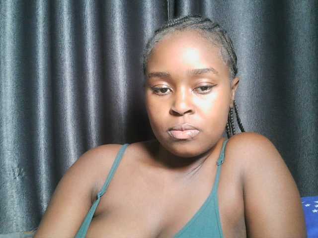 Lunavee-1 live cam on BongaCams